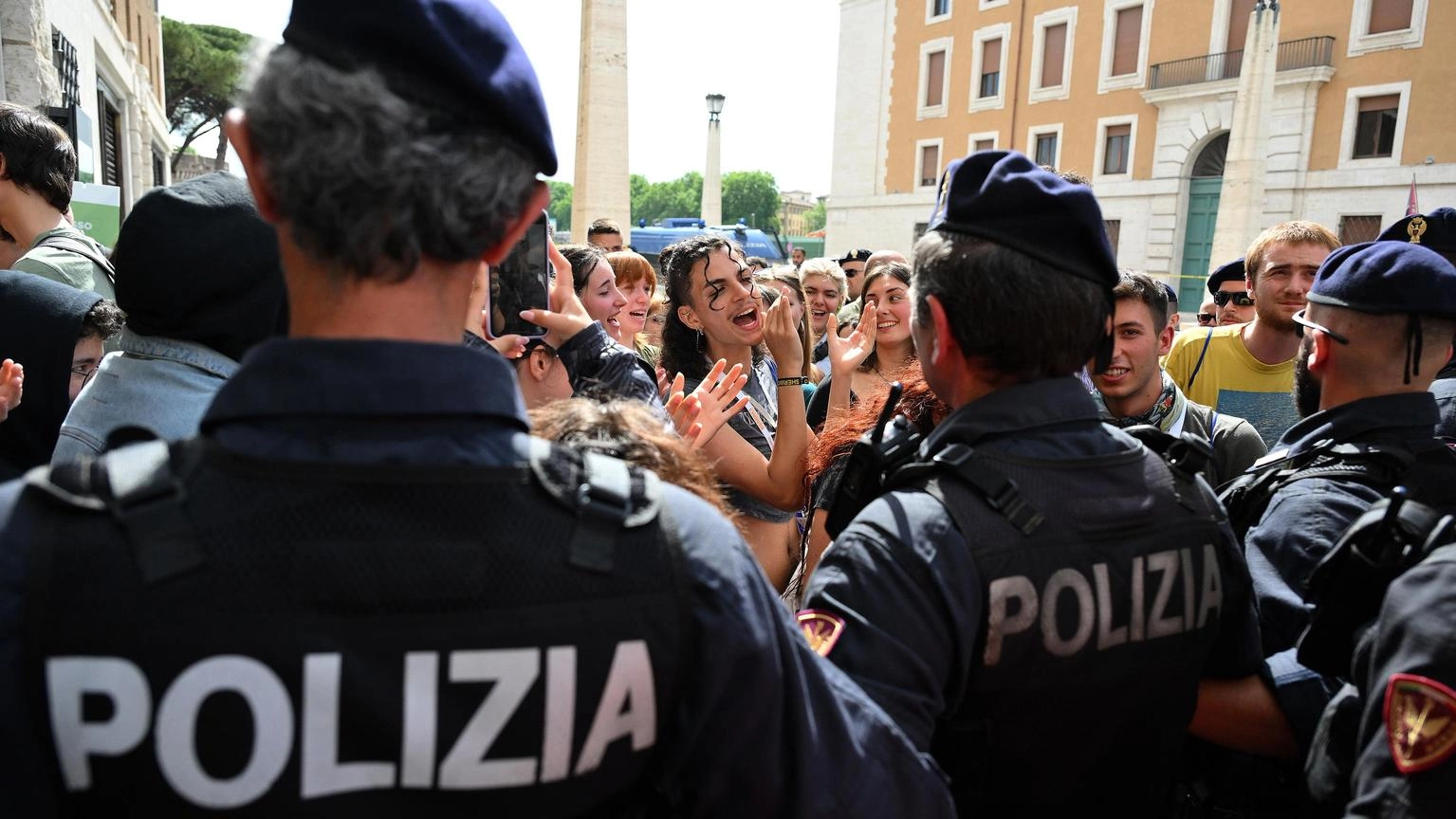 Momenti di tensione al corteo a Roma contro gli Stati generali della natalità