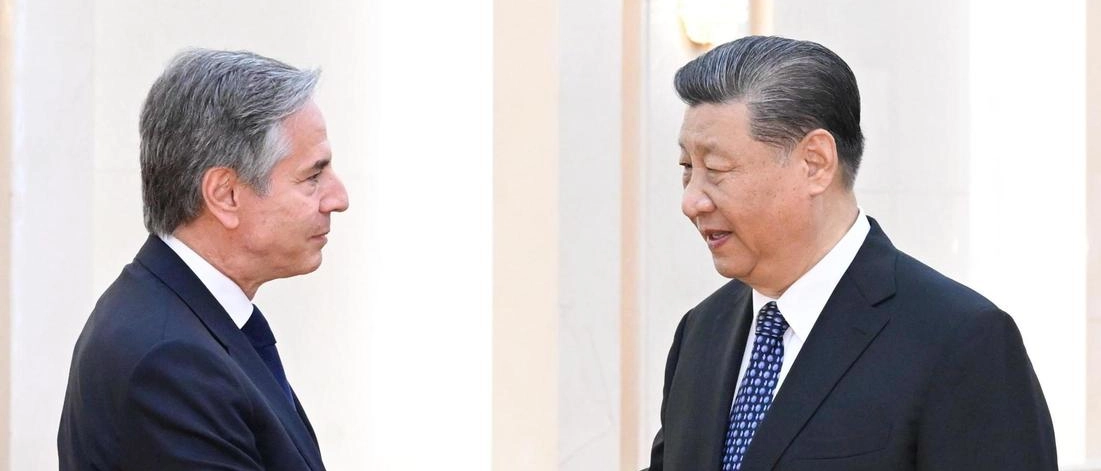 Gli Stati Uniti minacciano azioni se la Cina non smette di fornire materiale alla Russia per l'aggressione in Ucraina. Blinken ha avvertito la leadership cinese durante la sua visita a Pechino, sottolineando la grave minaccia alla sicurezza europea.