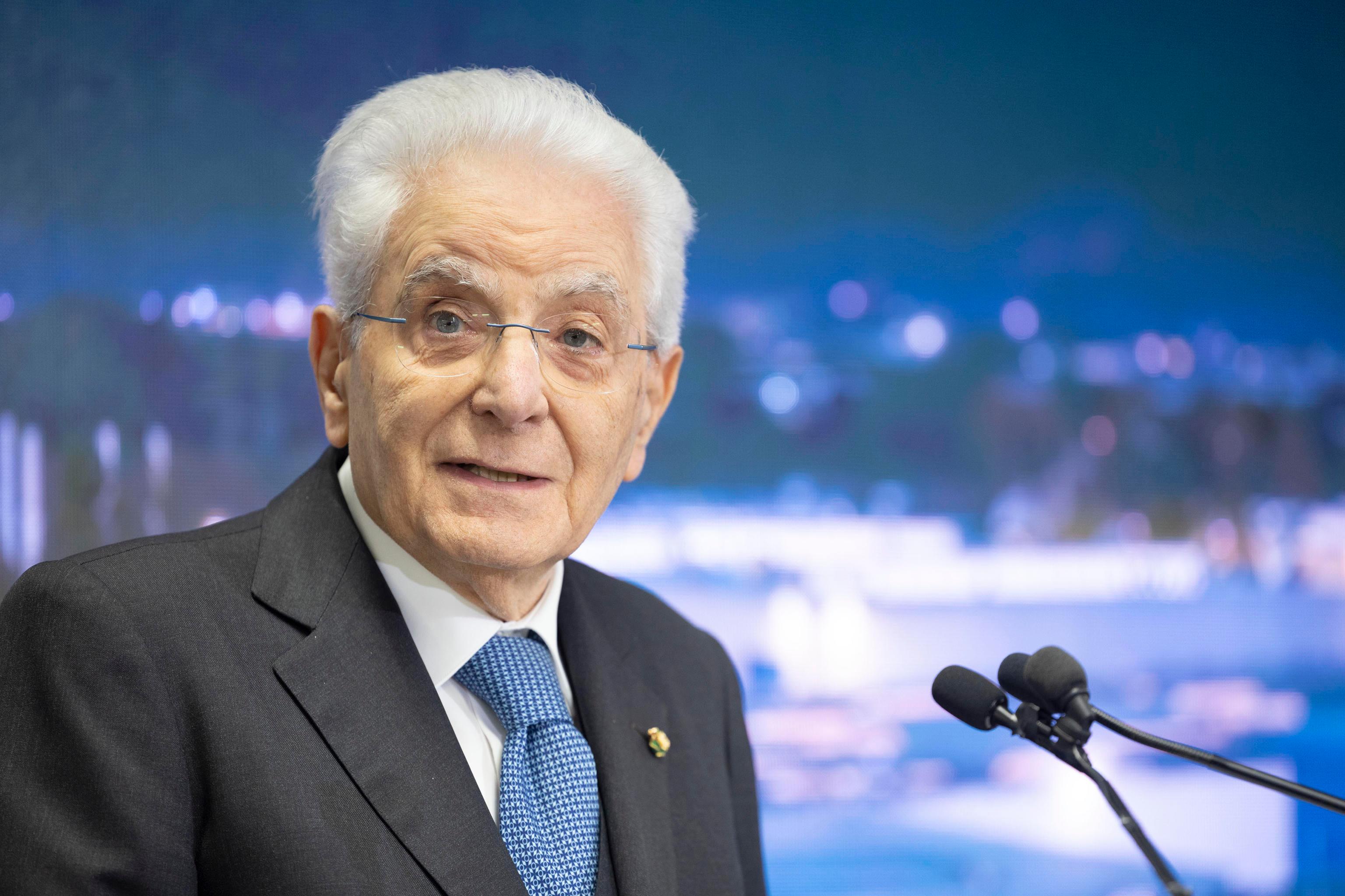 Lavoro, Mattarella: “I salari bassi creano calo demografico e cervelli in fuga” Lavoro, Mattarella: “I salari bassi creano calo demografico e cervelli in fuga”
