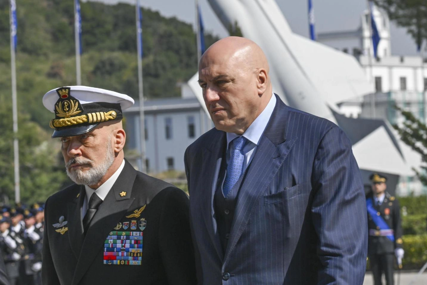 Il ministro della Difesa, Guido Crosetto, col capo di Stato maggiore della Difesa, l’ammiraglio Giuseppe Cavo Dragone