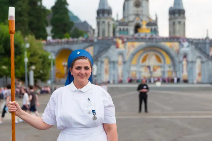 Lourdes è il nome della città francese, divenuto un importante centro di turismo mariano