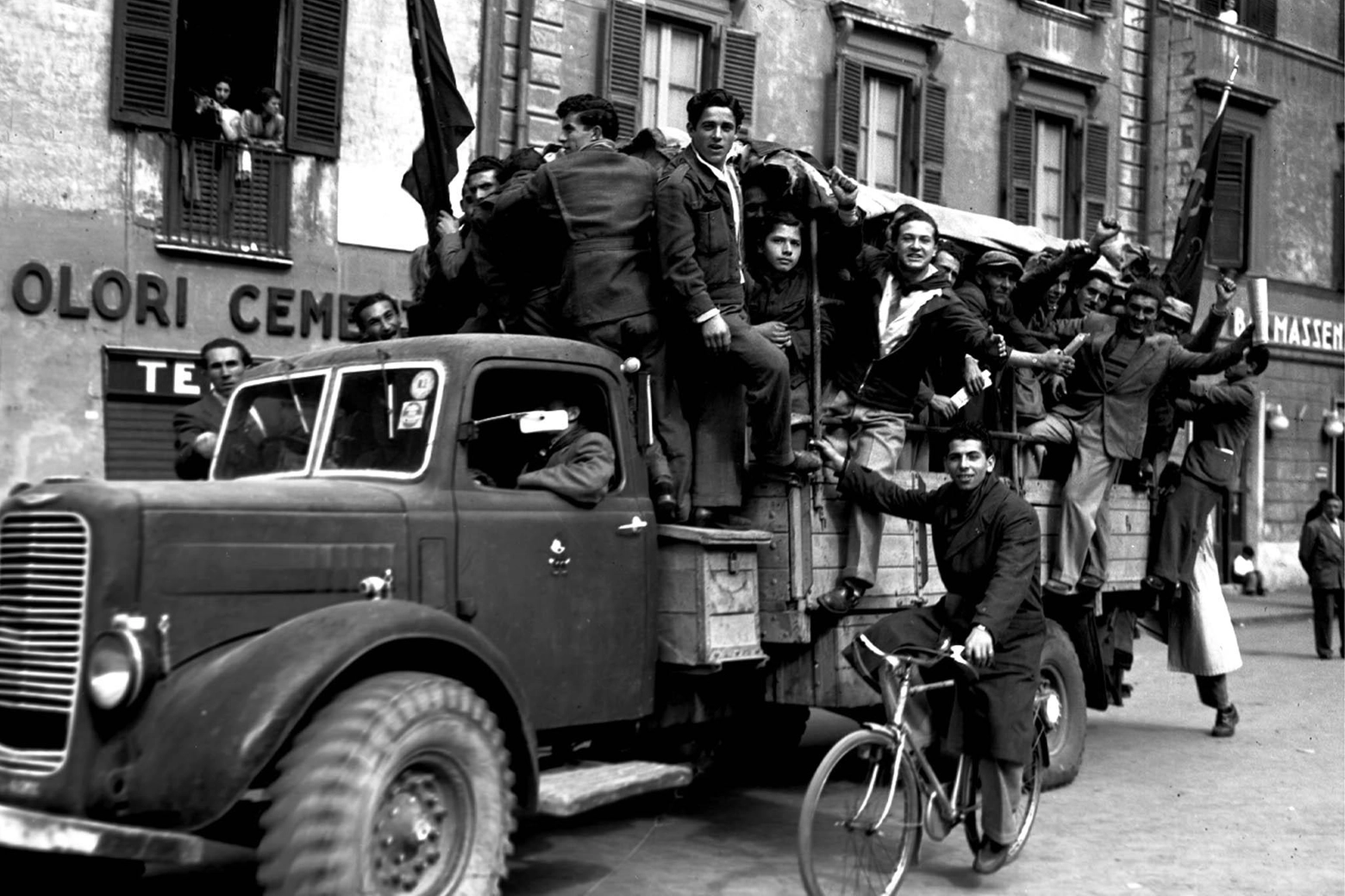 Nella foto del 1949 i partigiani in una strada di  Roma (Ansa)