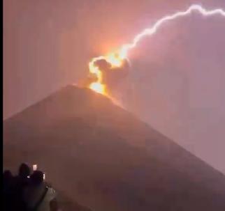 Fulmine colpisce il vulcano Fuego in Guatemala: il video dell’esplosione spettacolare
