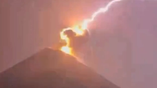 Fulmine colpisce vetta del vulcano Fuego in Guatemala (X)