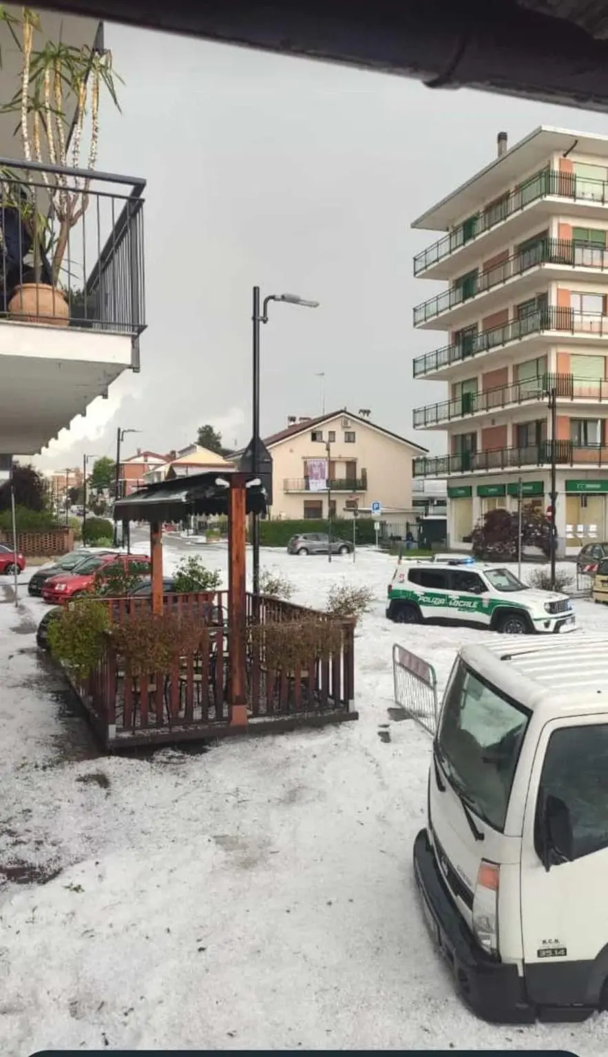 Nord flagellato dalla furia del maltempo. Grandinata a Torino, agricoltura al tappeto