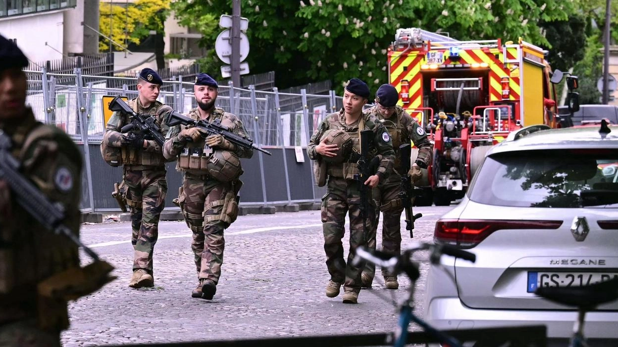 Un francese di origini iraniane minaccia il Consolato dell’Iran a Parigi con presunti esplosivi, ma si scopre che erano armi giocattolo. L'uomo è stato bloccato e posto in stato di fermo.