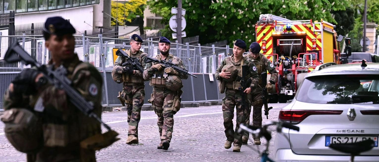 Un francese di origini iraniane minaccia il Consolato dell’Iran a Parigi con presunti esplosivi, ma si scopre che erano armi giocattolo. L'uomo è stato bloccato e posto in stato di fermo.