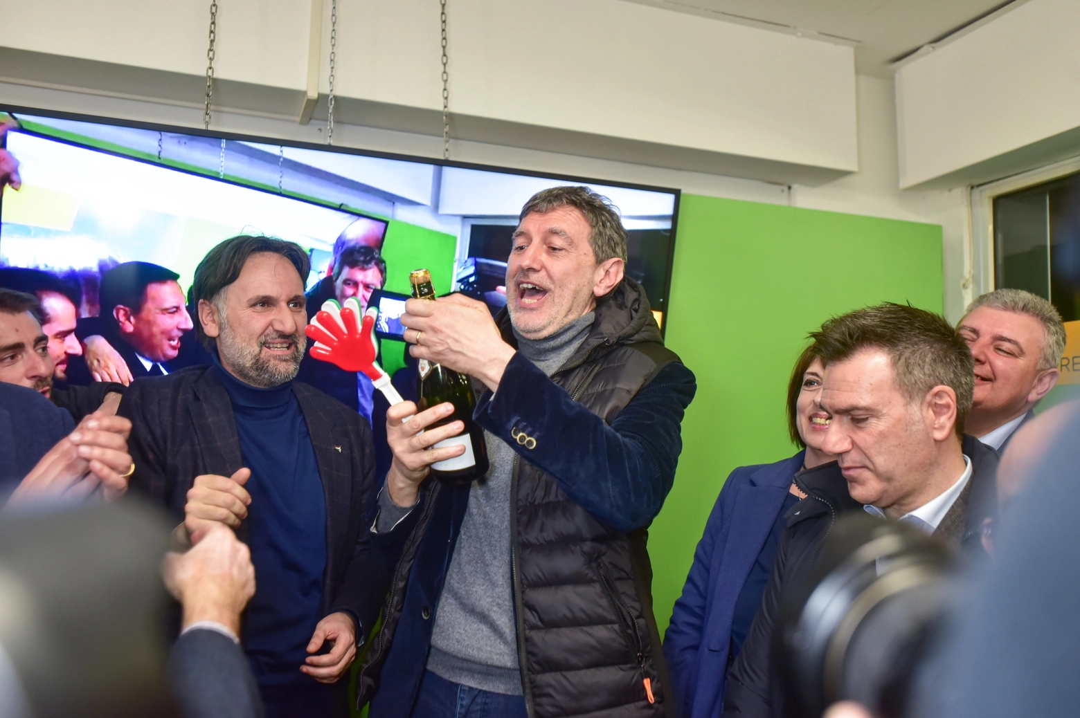 Marco Marsilio festeggia la vittoria elettorale