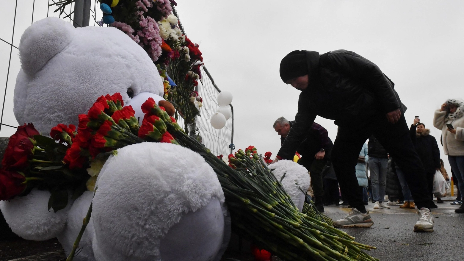 In crescita il bilancio delle vittime della strage a Mosca, anche bambini (Ansa)