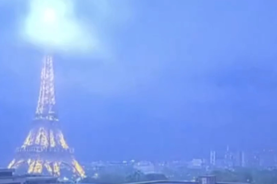 La Tour Eiffel colpita da un fulmine