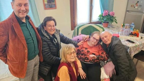 Dopo 30 anni di ricerche, Sonia Andretta ha riunito la famiglia separata dalla Seconda Guerra Mondiale, svelando l'identità del nonno e presentando nuovi parenti alla madre.
