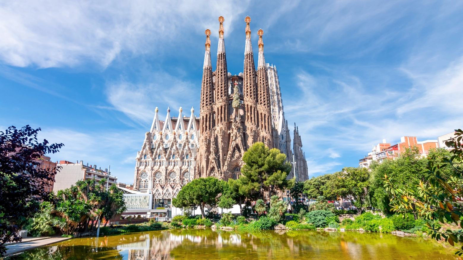 Continue ‘sfortune’ hanno rallentato la realizzazione del capolavoro di Gaudì a Barcellona. Una volta ultimata, sarà la chiesa più alta del mondo. Una curiosità: la basilica era abusiva fino a qualche anno fa
