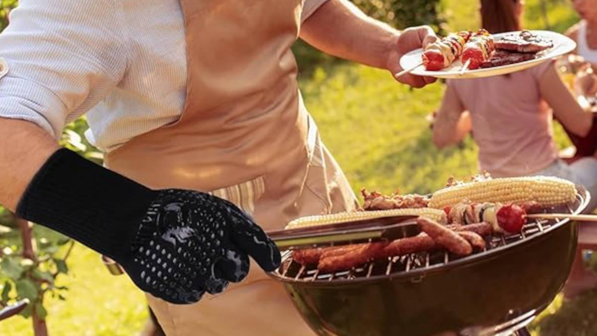 Proteggi le tue mani fino a 800°C con questi guanti da forno e barbecue (su Amazon li paghi pochissimo) Proteggi le tue mani fino a 800°C con questi guanti da forno e barbecue (su Amazon li paghi pochissimo)