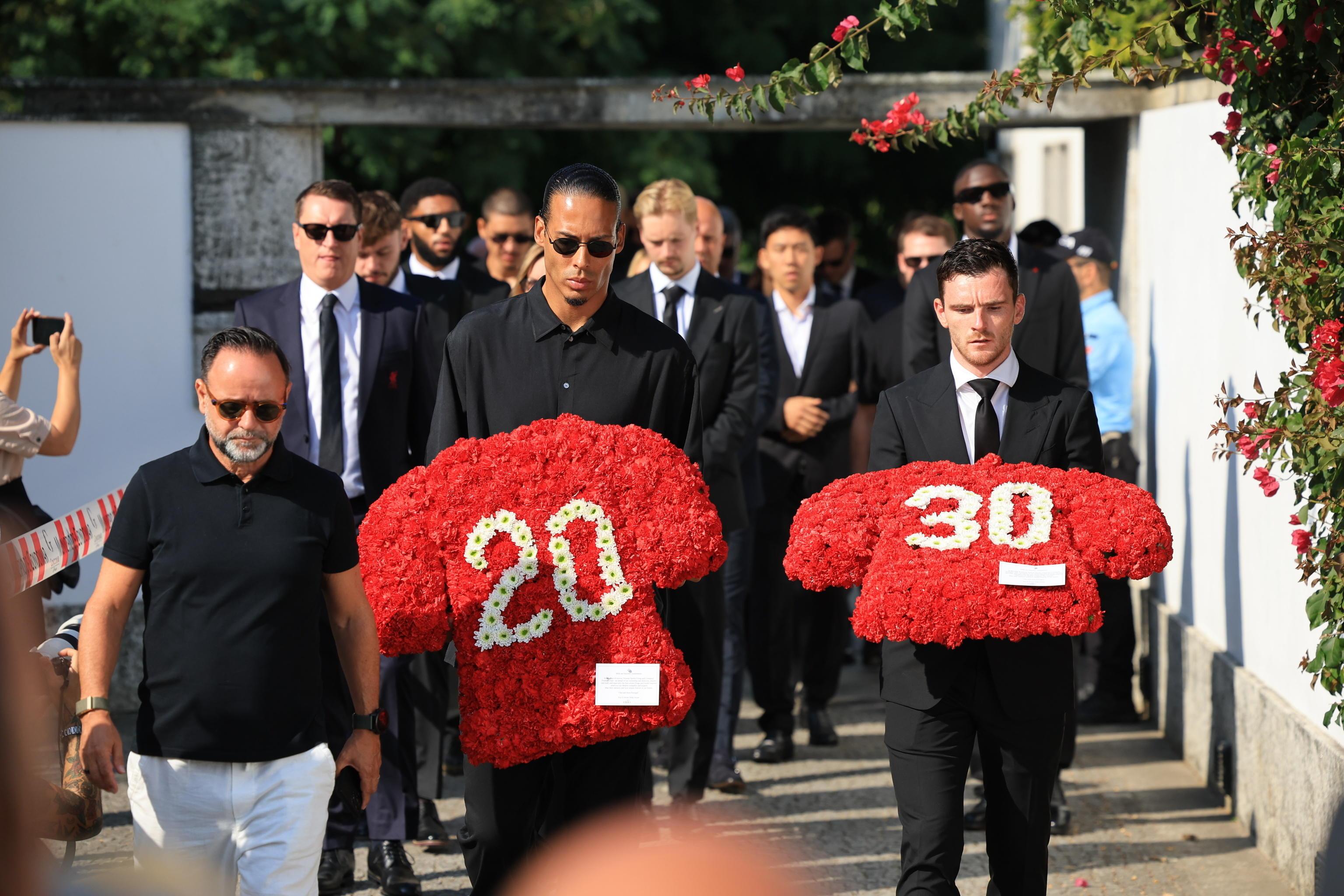 Funerali Diogo Jota, i Reds con le magliette di fiori rossi Funerali Diogo Jota, i Reds con le magliette di fiori rossi