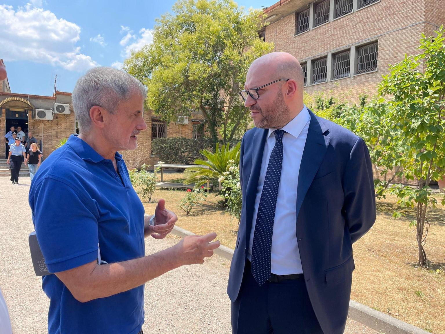 Fontana visita Alemanno in carcere: "Risolvere il sovraffollamento" Fontana visita Alemanno in carcere: "Risolvere il sovraffollamento"