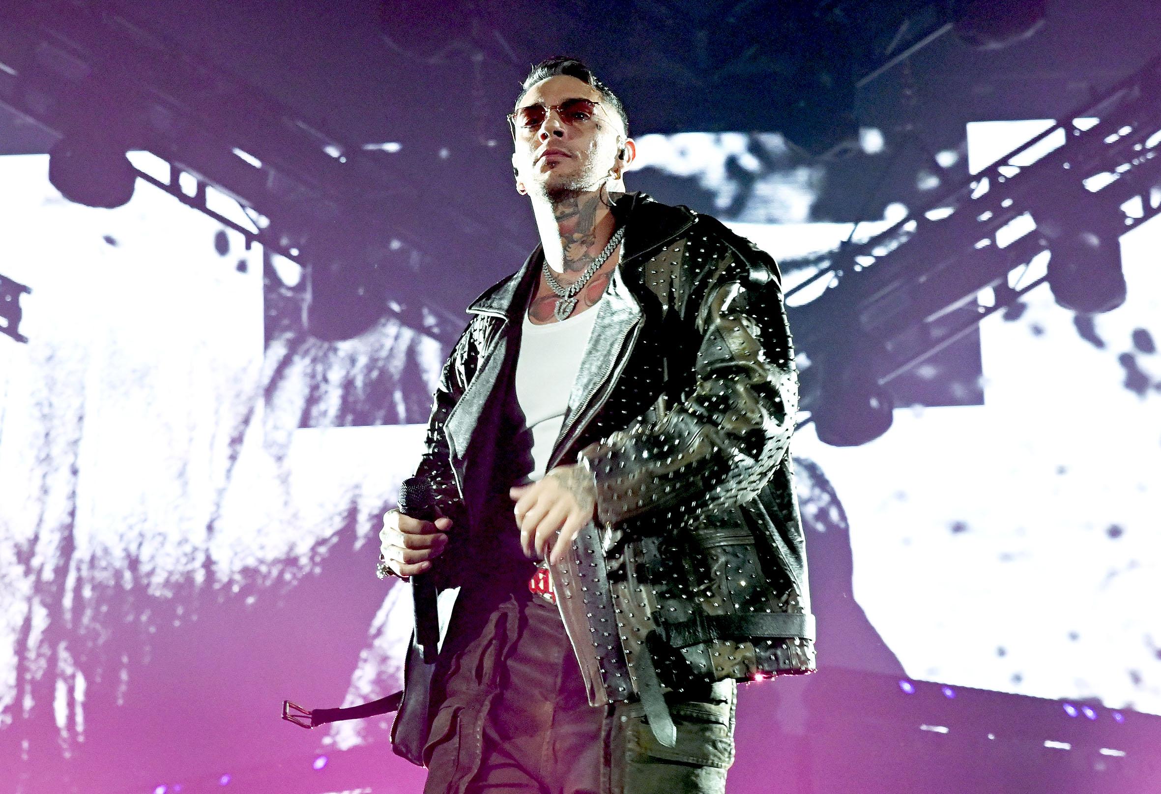 Emis Killa da Quotidiano.net Emis Killa pubblica Demoni fuori stanotte all’1 il brano che doveva portare a Sanremo 2025