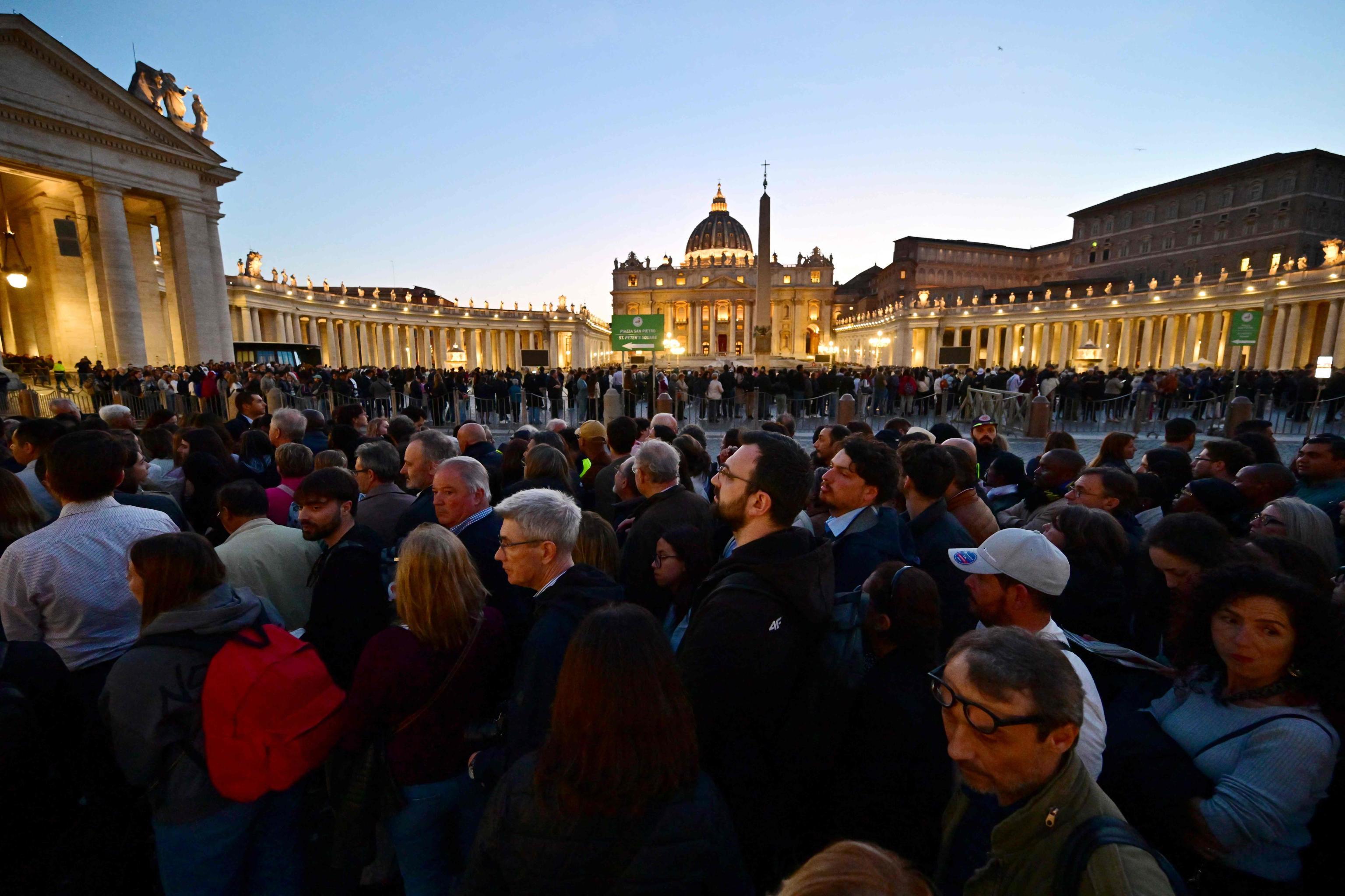 Papa Francesco, San Pietro aperta ad oltranza. Le visite interrotte solo per un’ora e mezzo Papa Francesco, San Pietro aperta ad oltranza. Le visite interrotte solo per un’ora e mezzo