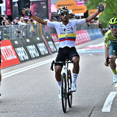 Giro d’Italia 2024, Narvaez vince a Torino ed è la prima maglia rosa