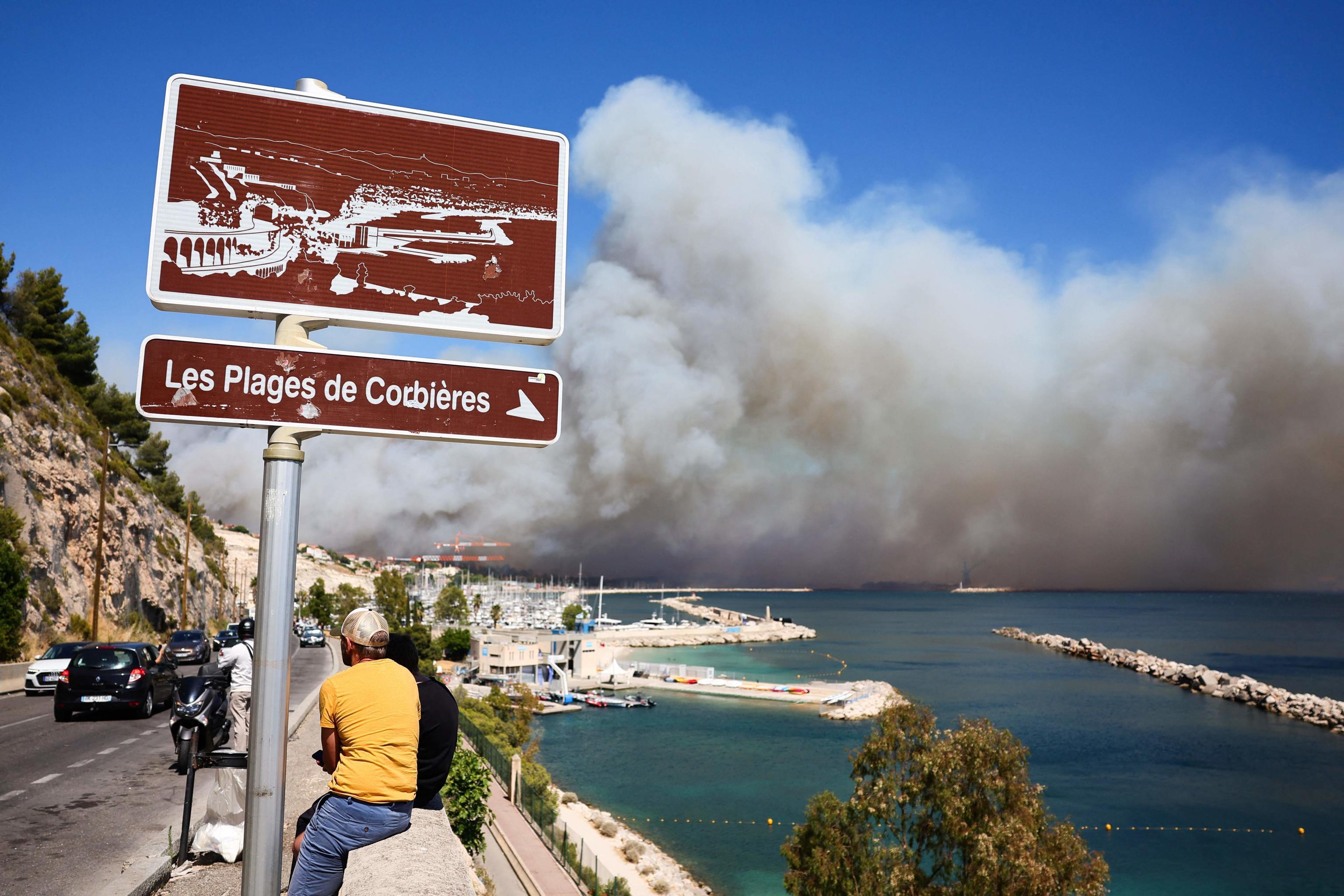 Spaventoso incendio a Marsiglia, fiamme vicino alle case: chiuso l’aeroporto e bloccati i treni. Ospedale senza elettricità Spaventoso incendio a Marsiglia, fiamme vicino alle case: chiuso l’aeroporto e bloccati i treni. Ospedale senza elettricità