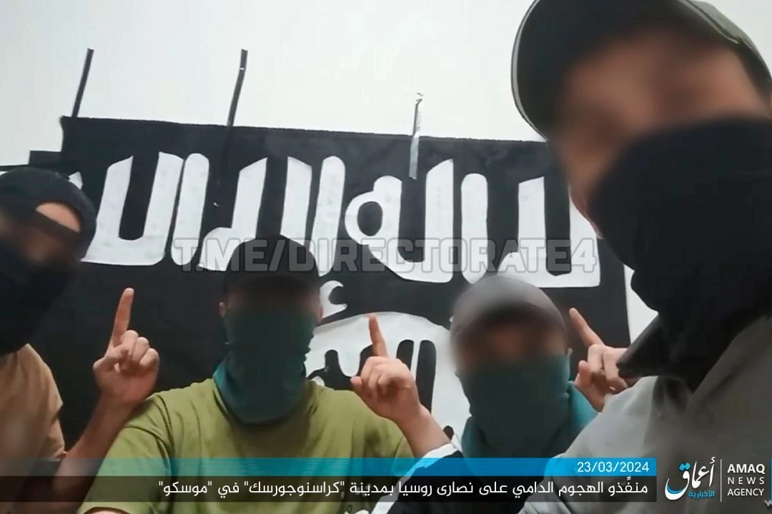 Il frame del video pubblicato dal canale Isis, ripresa dall'agenzia  Amaq, che mostra le foto dei presunti autori dell'attentato a Mosca