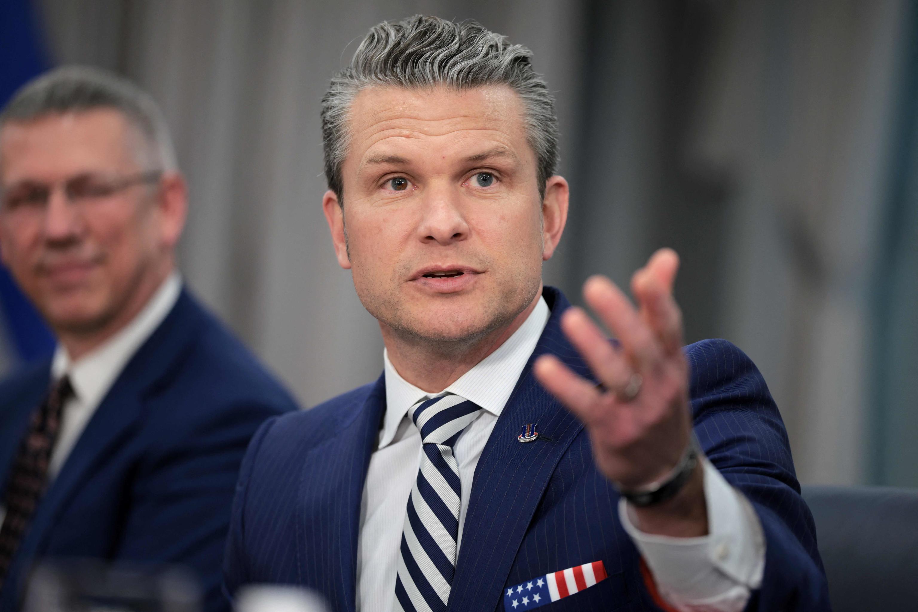 Hegseth nuova da Quotidiano.net Hegseth la nuova fuga di notizie e la moglie giornalista nella chat con i piani di guerra