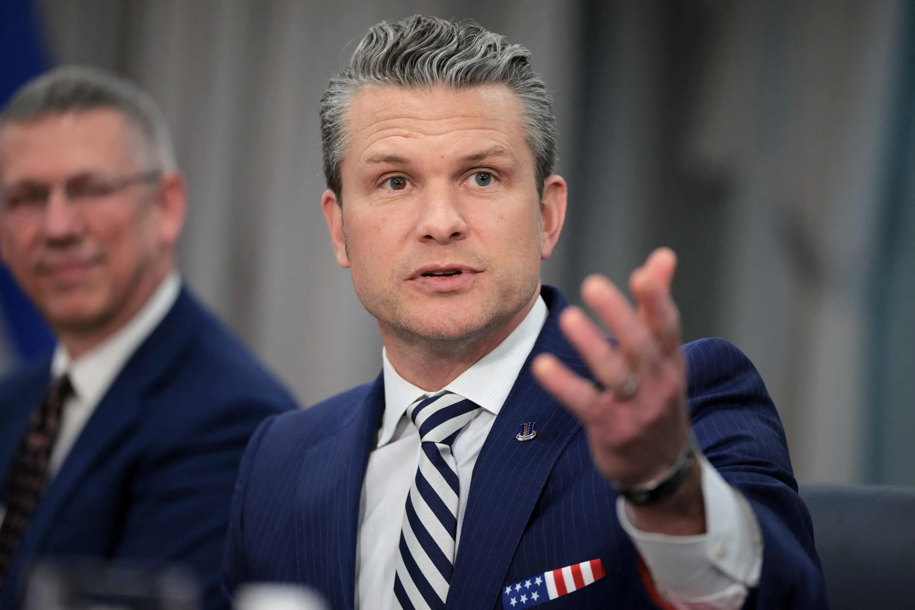 Hegseth, la (nuova) fuga di notizie e la moglie giornalista nella chat con i piani di guerra Usa