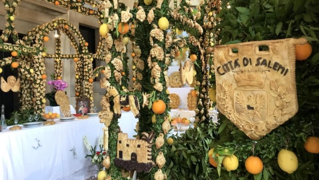 Un altare di pane decorato anche con agrumi, secondo la tradizione di Salemi, in Sicilia