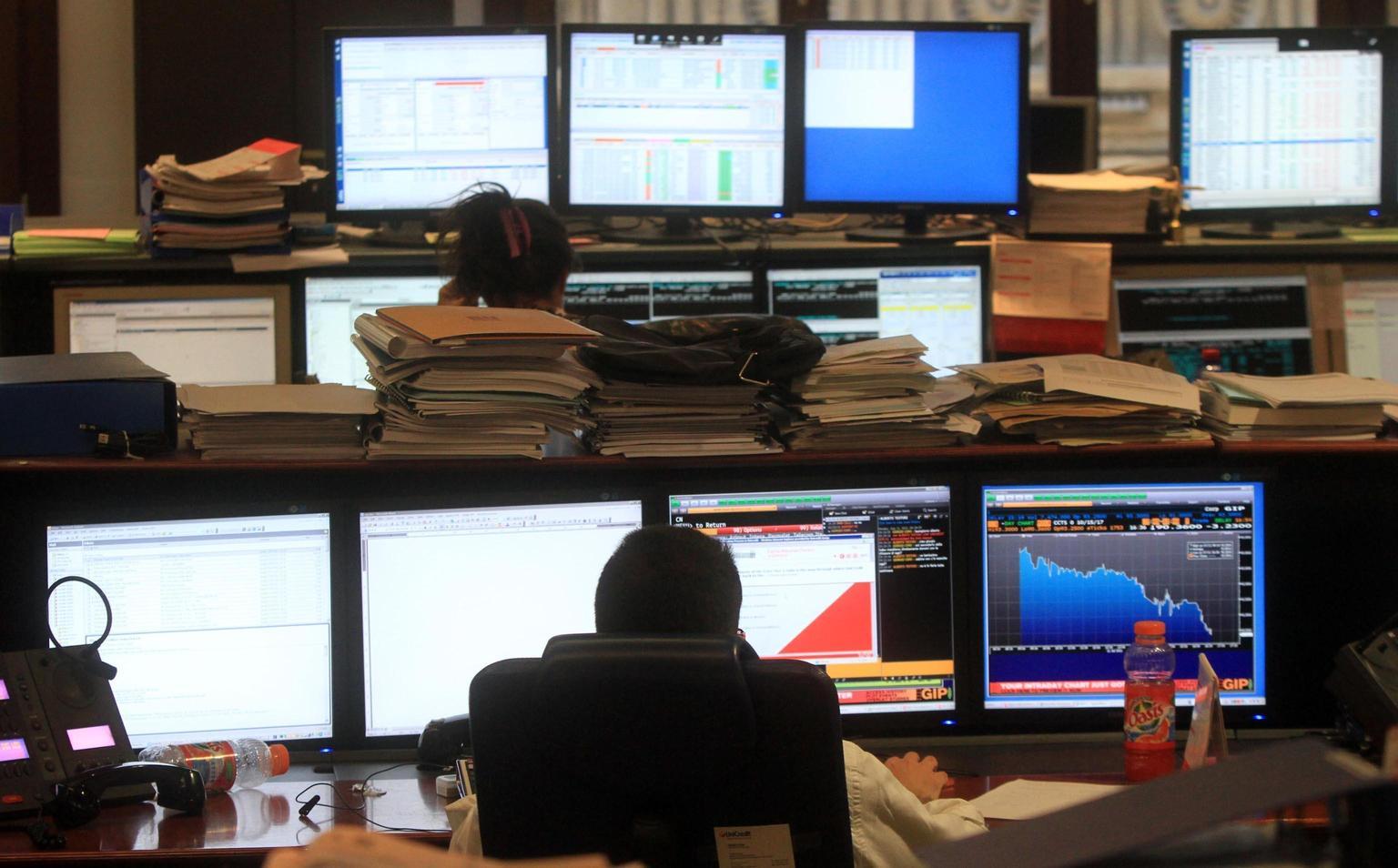 Borsa: Milano in rosso con lusso e banche Borsa: Milano in rosso con lusso e banche