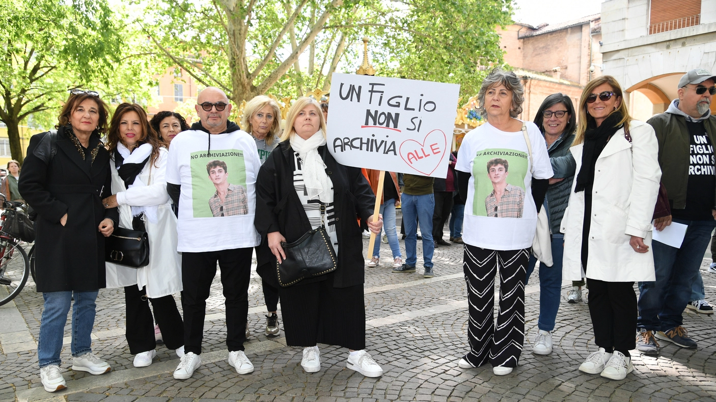 Modena, in 300 al sit-in organizzato dalla mamma di Alessandro Venturelli. Nel 2020 il 24enne non fece più ritorno a casa: la procura vuole chiudere il caso