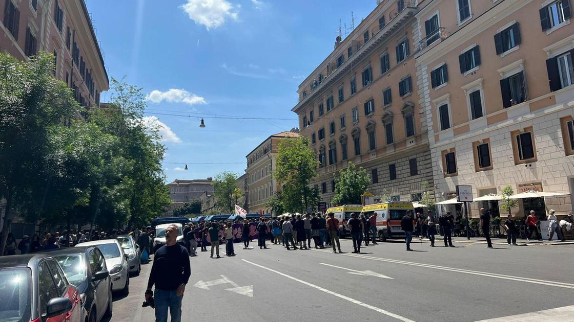 Tensione al corteo degli studenti a Roma, due poliziotti feriti