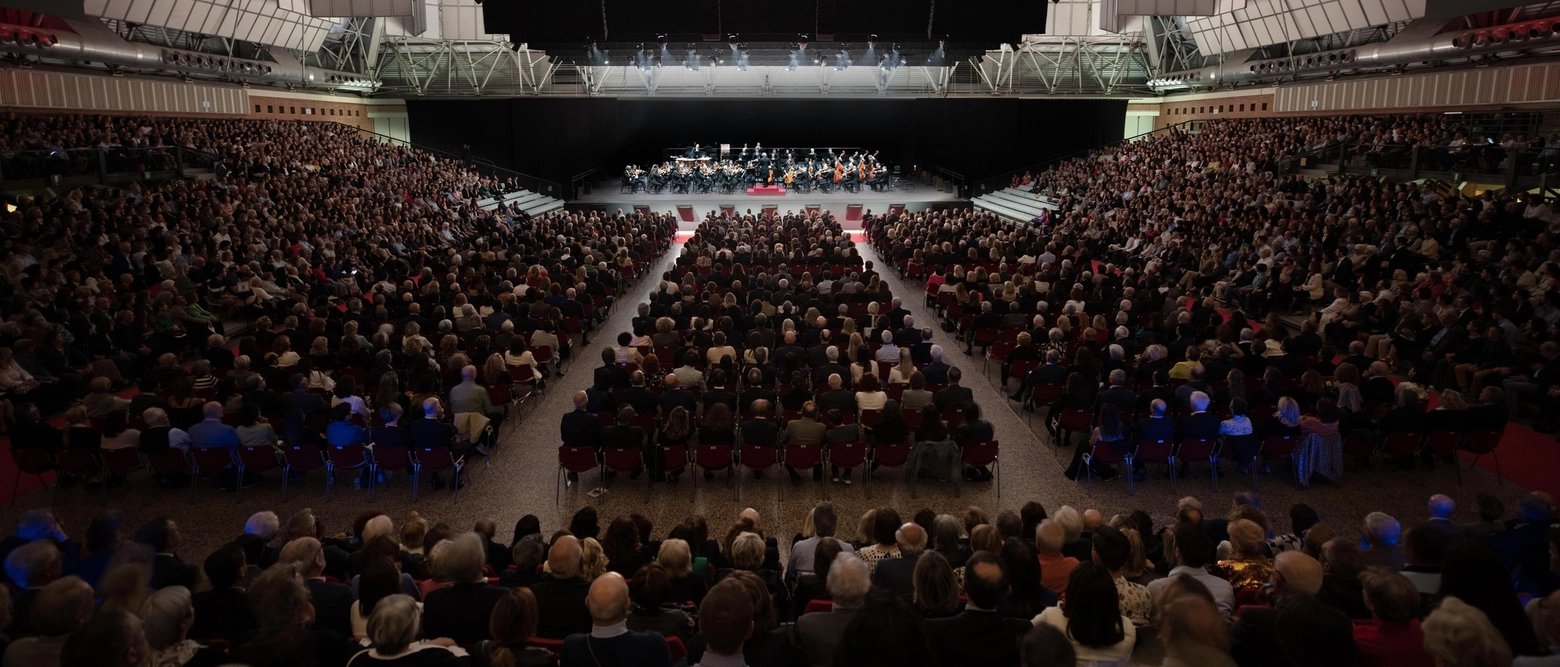 L’orchestra viennese in Italia: ieri al Pala De André oggi a Firenze al Maggio. L’omaggio degli orchestrali: "Il Maestro ha plasmato il nostro modo di suonare".