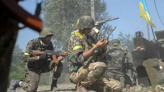 Ukrainian servicemen are seen at their position during fighting with pro-Russian separatists in the eastern Ukrainian town of Ilovaysk August 26, 2014. Ukrainian President Petro Poroshenko said on Tuesday that the only effective instrument for ending bloodshed in eastern Ukraine was effective border controls with Russia, and halting arms supplies to the rebels and releasing prisoners of war.  REUTERS/Maks Levin  (UKRAINE - Tags: POLITICS CIVIL UNREST)