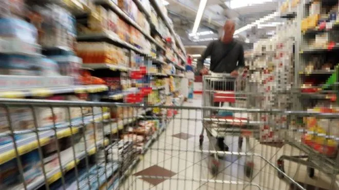Germogli Ph 6 aprile 2016 Empoli Supermercato Coop spesa cassiera carrello ipermercato generi alimentari scaffali. Foto Gianni Nucci/Fotocronache Germogli