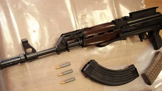 Lodi - in questura la conferenza stampa per il ritrovamento Il Kalashnikov e le munizioni sequestrate nell'abitazione di un ambulante di Sant'Angelo Lodigiano