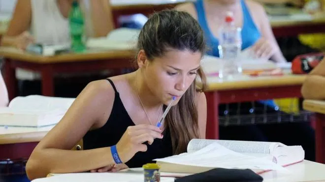 Gli studenti del Liceo Alfieri affrontano la seconda prova degli esami di maturità, Torino, 22 Giugno 2017 ANSA/ALESSANDRO DI MARCO
