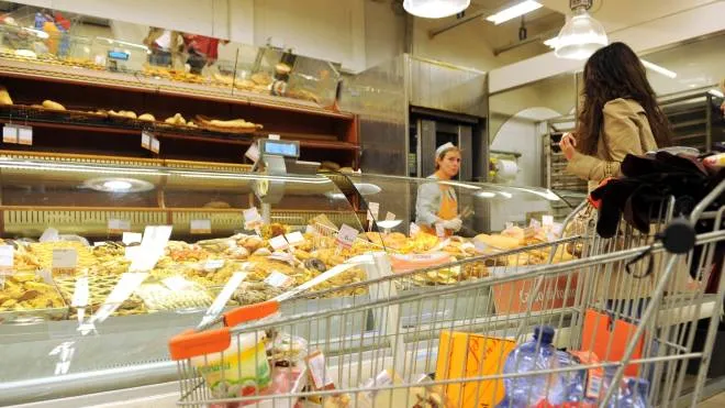 Una donna mentre fa la spesa all' interno di un supermercato, 30 aprile 2012 a Lucca.
ANSA/FRANCO SILVI