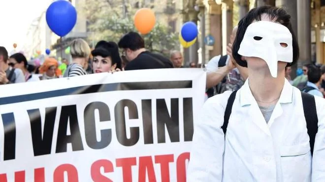 Partecipanti alla manifestazione No Vax a Torino, 23 marzo 2019.
ANSA/ALESSANDRO DI MARCO