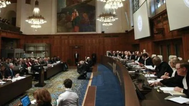 La Corte di giustizia internazionale; qui sotto l’ex ministro per i Beni culturali Francesco Rutelli