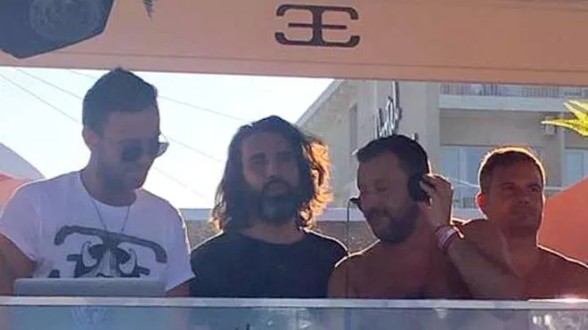 Matteo Salvini la scorsa estate in consolle al Papeete Beach di Milano Marittima