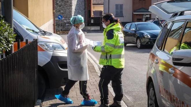 Healthcare professionals arrive to pick up a person who may have contracted the coronavirus, at his home in Nembro, near Bergamo, northern Italy, 07 March 2020. Italy is the European country most affected by the coronavirus with 3,916 infected and 197 dead.
ANSA/ MATTEO CORNER