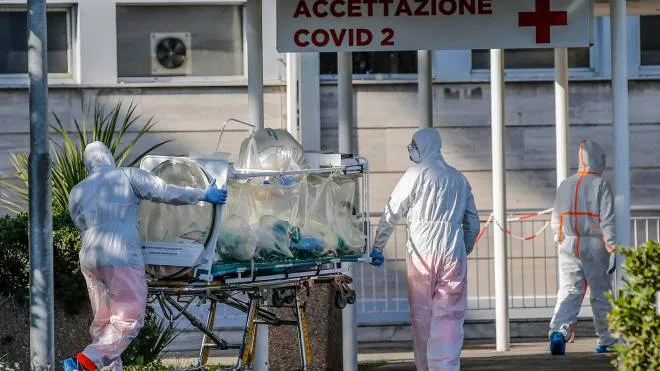 A medical worker in a protective suit stands with an isolation stretcher in front of the Columbus hospital unit of the Gemelli hospital where the second Covid center in Rome is active today, 16 march 2020. ANSA/FABIO FRUSTACI