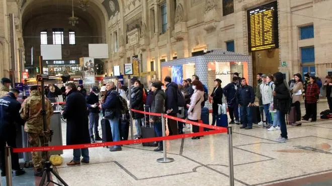 Controlli alla Stazione Centrale di Milano, lunghe file di viaggiatori si stanno formando per il controllo delle destinazione e il rilascio dei permessi per superare la Zona Rossa, 09 marzo 2020 , ANSA / PAOLO SALMOIRAGO