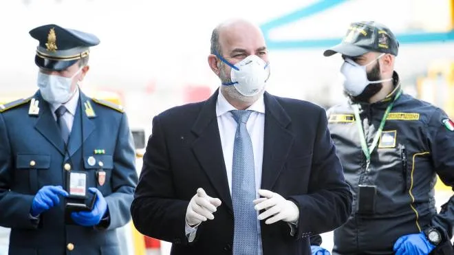 Italian Interior Deputy Minister Vito Crimi (C) welcomes thirty doctors and nurses arriving from Albania to help hospitals in the Brescia area, during the country's lockdown following the COVID-19 new coronavirus pandemic, at Villafranca airport in Verona, northern Italy, 29 March 2020. Italy is under lockdown in an attempt to stop the widespread of the SARS-CoV-2 coronavirus causing the Covid-19 disease. 
ANSA/CLAUDIO MARTINELLI