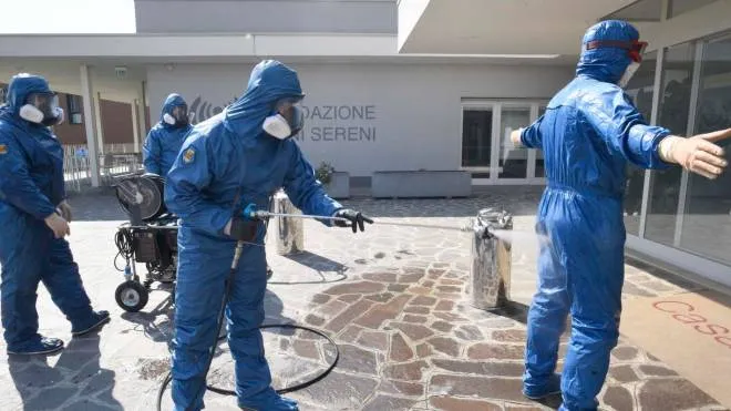 A moment of the sanitation intervention of the Anni Sereni Foundation health care residence by soldiers of the Russian and Italian army in Treviglio during the lockdown to stem the spread of the COVID-19 infection, caused by the novel Coronavirus, Italy, 07 April 2020.
ANSA/STEFANO CAVICCHI