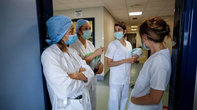 Medicals workers at the Intensive care unit for patients infected by coronavirus COVID-19 at the Policlinico di Tor Vergata hospital, in Rome, Italy, 10 April 2020. ANSA/GIUSEPPE LAMI