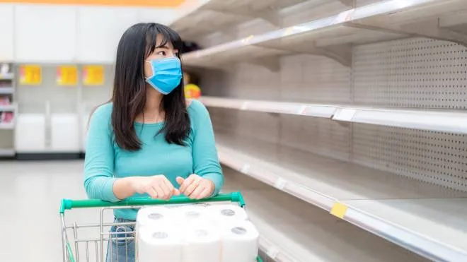 Gli scaffali dei supermercati presi d'assalto durante il Coronavirus