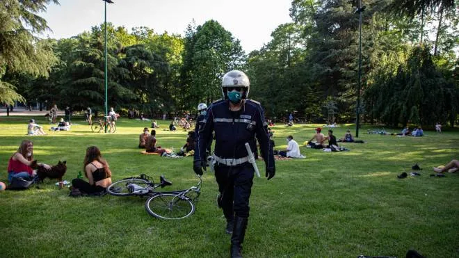 Controlli polizia ai giardini Indro Montanelli, 08 Maggio 2020. ANSA/Marco Ottico