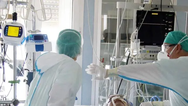 Un paziente ricoverato nel reparto di terapia intensiva CoVid19 dell'ospedale di Cremona, 30 aprile 2020.
ANSA/SIMONE VENEZIA