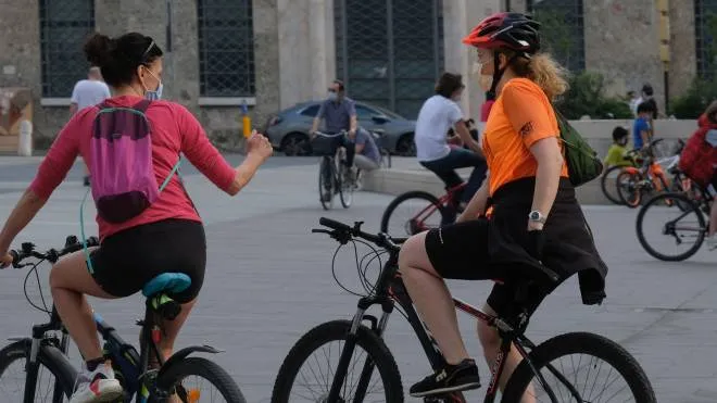 Brescia gente con la mascherina in centro bicicletta, durante la fase 2 coronavirus,  Brescia 11 maggio 2020. Ansa Filippo Venezia