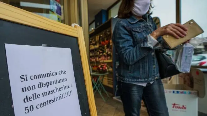 Cartello esposto da una farmacia comunica l'indisponibilit� delle mascherine a 0,50 centesimi di Euro, Torino, 13 maggio 2020 ANSA/TINO ROMANO